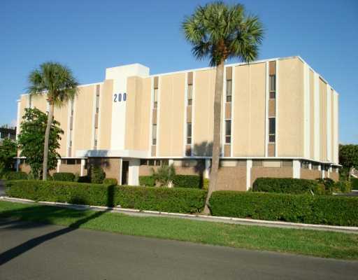 200 CASTLEWOOD Unit 200, North Palm Beach, Florida 33408